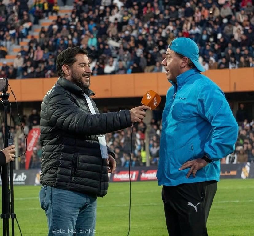 Entrevista à beira do campo, com a seleção uruguaia Master