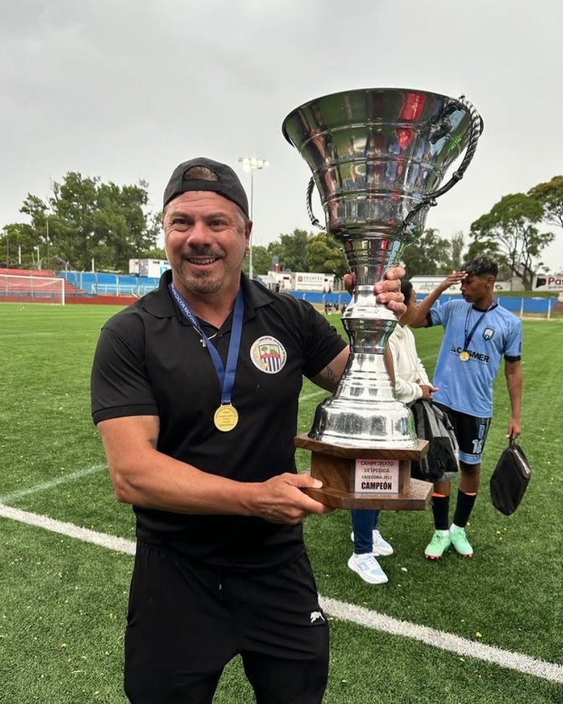 Sergio “Mago” Sanchez com o troféu de campeão nacional pela Seleção de Rivera