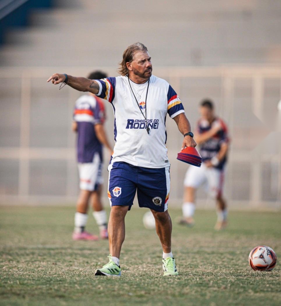 Dirigindo o treino do Fast Clube